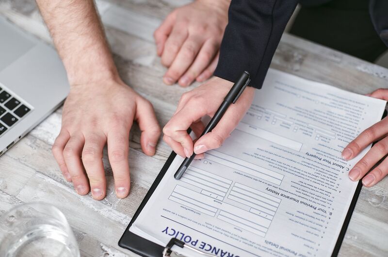 Commercial insurance broker meeting with an Auckland business owner about cover